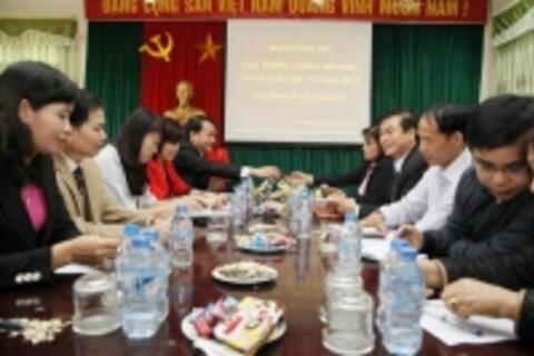 Cục phòng chống HIV/AIDS thăm, làm việc và tặng quà tại tỉnh Tuyên Quang