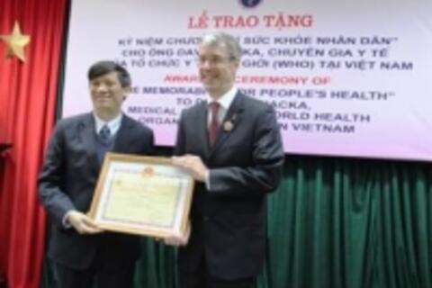 Bộ Y tế trao tặng kỷ niệm chương “Vì sức khỏe nhân dân” cho chuyên gia y tế David Jacka