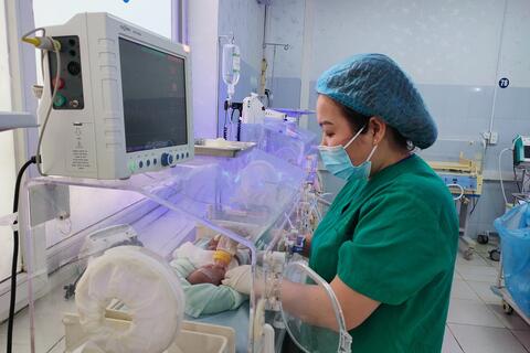 Bệnh viện Đa khoa Tuyên Quang: Em bé sơ sinh (thai 24 tuần) cực non yếu nặng 600gr, sau 2 tháng nuôi lồng ấp nặng 1800gr