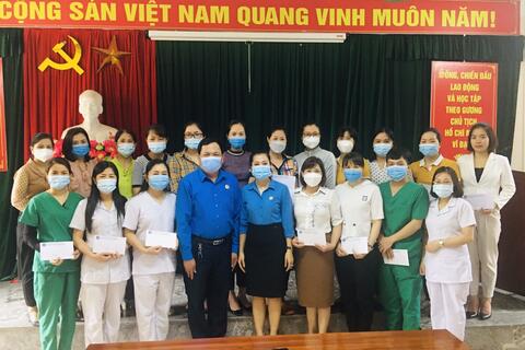 Công đoàn ngành Y tế trao hỗ trợ cho đoàn viên, người lao động bị  ảnh hưởng bởi dịch bệnh Covid-19