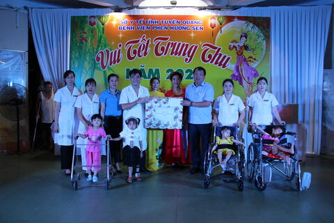 Công đoàn ngành y tế thăm và tặng quà cho trẻ em khuyết tật tại Bệnh viện Phục hồi chức năng Hương Sen nhân dịp Tết Trung thu 2022