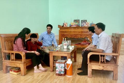 Khối thi đua Văn hóa - Xã hội trao kinh phí hỗ trợ làm nhà ở mới cho hộ gia đình bà Đặng Thị Hồ, Tổ 5, Phường Đội Cấn, Thành phố Tuyên Quang