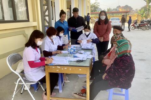 Đoàn khám bệnh tình nguyện của Sở Y tế khám bệnh, tư vấn sức khỏe, cấp thuốc miễn phí tại xã Bình Yên (Sơn Dương)