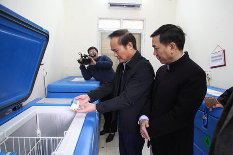 Đồng chí Hoàng Việt Phương, Tỉnh ủy viên, Phó Chủ tịch UBND tỉnh đi kiểm tra công tác phòng chống dịch và Chúc Tết cán bộ y tế.
