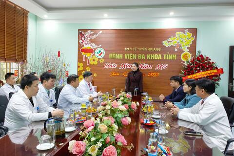 Đồng chí Lê Thị Kim Dung, Phó Bí thư Thường trực Tỉnh ủy, Chủ tịch HĐND thăm và chúc tết y, bác sĩ Bệnh viện Đa khoa tỉnh