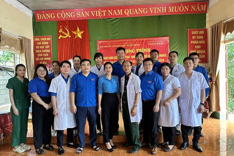 Đoàn thanh niên Sở Y tế khám, phát thuốc miễn phí cho nhân dân xã Đồng Quý, huyện Sơn Dương