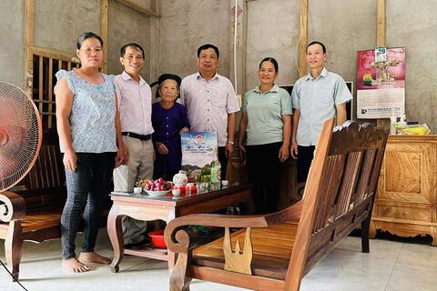Lãnh đạo Sở Y tế thăm và tặng quà người cao tuổi tại huyện Chiêm Hóa
