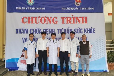 Đoàn cở sở Trung tâm Y tế huyện Chiêm Hóa khám bệnh, cấp thuốc miễn phí tại xã Tân An