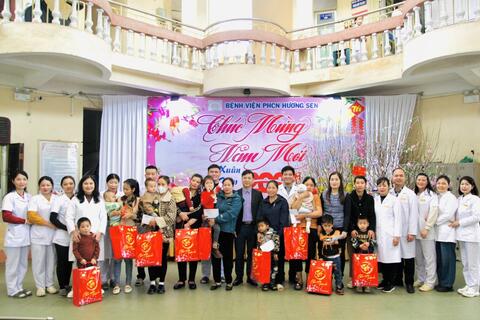 Lãnh đạo Sở Y tế thăm, tặng quà cho trẻ em khuyết tật đang điều trị tại Bệnh viện phục hồi chức năng Hương Sen