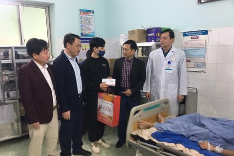 Lãnh đạo Sở Y tế thăm và tặng quà Tết bệnh nhân đang điều trị tại Bệnh viện Đa khoa tỉnh